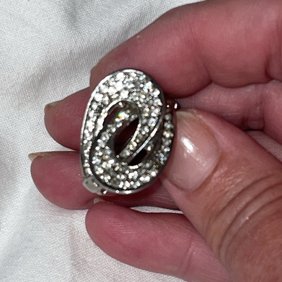 Vintage silver-tone double swirl white round rhinestone stretch ring - Picture 2 of 3